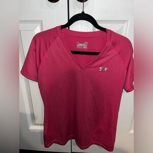 Under Armor Women’s Size L athletic v-neck shirt in pink 💗💓🎀